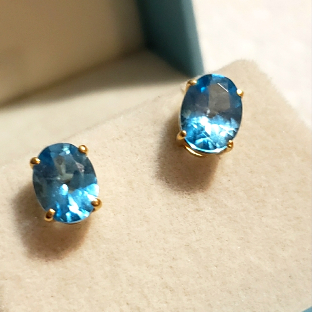 Blue Topaz earrings in 14 CT. Gold. Pair.